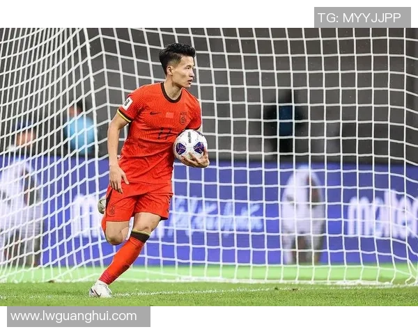 强壮身体的足球明星如何通过科学训练与饮食塑造完美体型