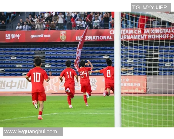 足球明星与球迷互动意外事件引发热议手机被打飞瞬间成焦点